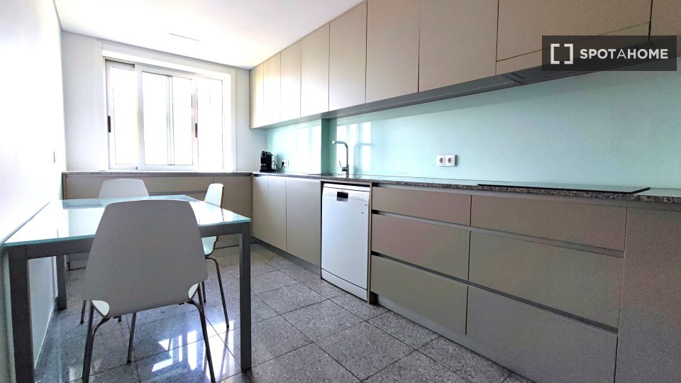 Apartment Porto, 4 beds, 165m² — photo 6