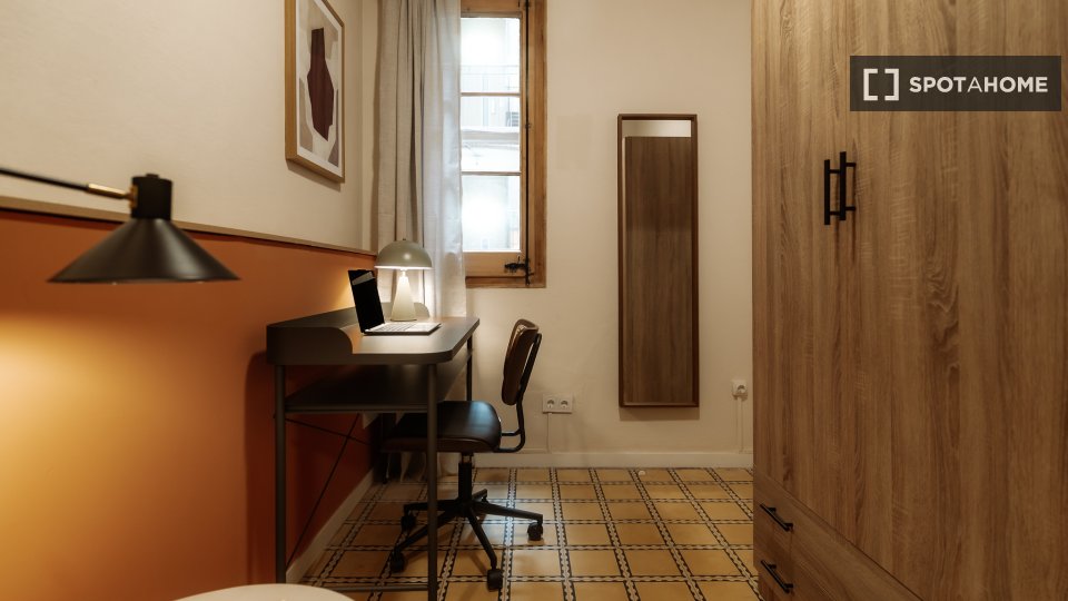 Double room Barcelona, 3 beds, 90m² — photo 18