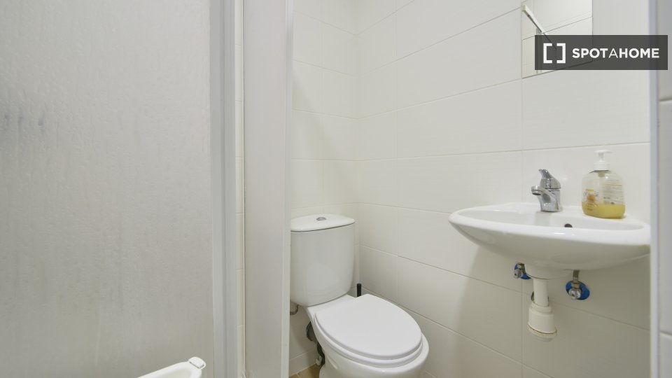 Double room Lisbon, 3 beds — photo 13