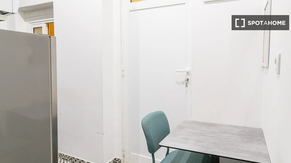 Double room Lisbon, 3 beds — photo 16