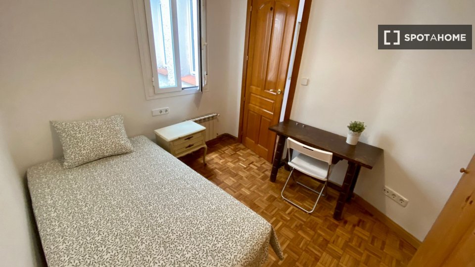 Double room Madrid, 5 beds, 120m² — photo 24