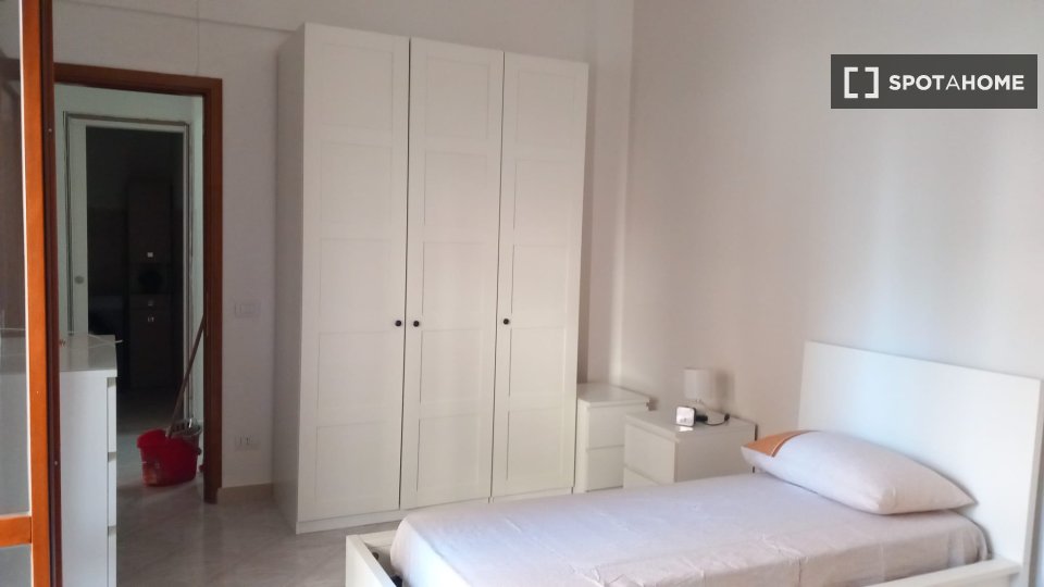 Double room Rome, 3 beds, 75m² — photo 26