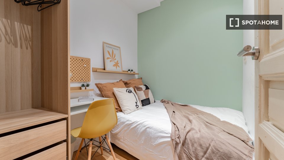 Double room Madrid, 10 beds, 173m² — photo 36