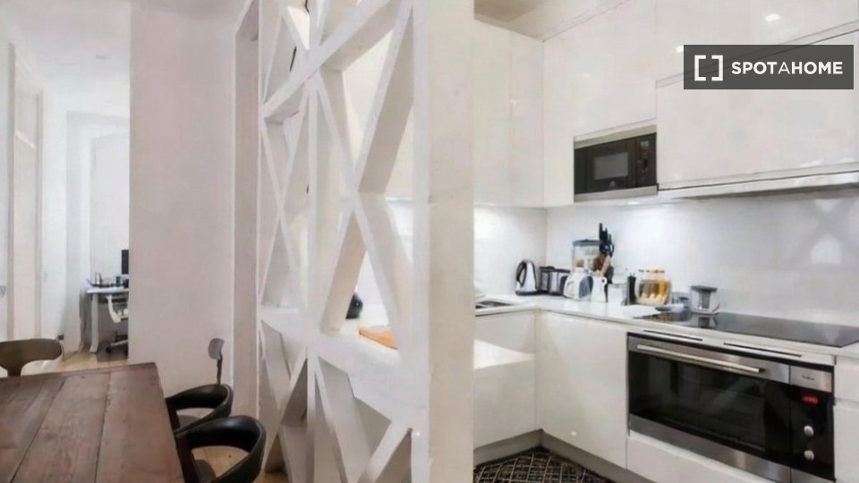 Apartment Lisbon, 2 beds, 104m² — photo 2