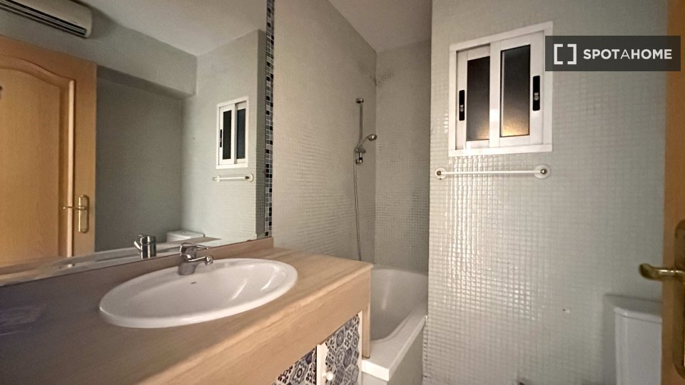 Double room Valencia, 3 beds, 90m² — photo 13