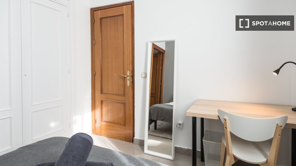 Double room Madrid, 5 beds, 150m² — photo 14