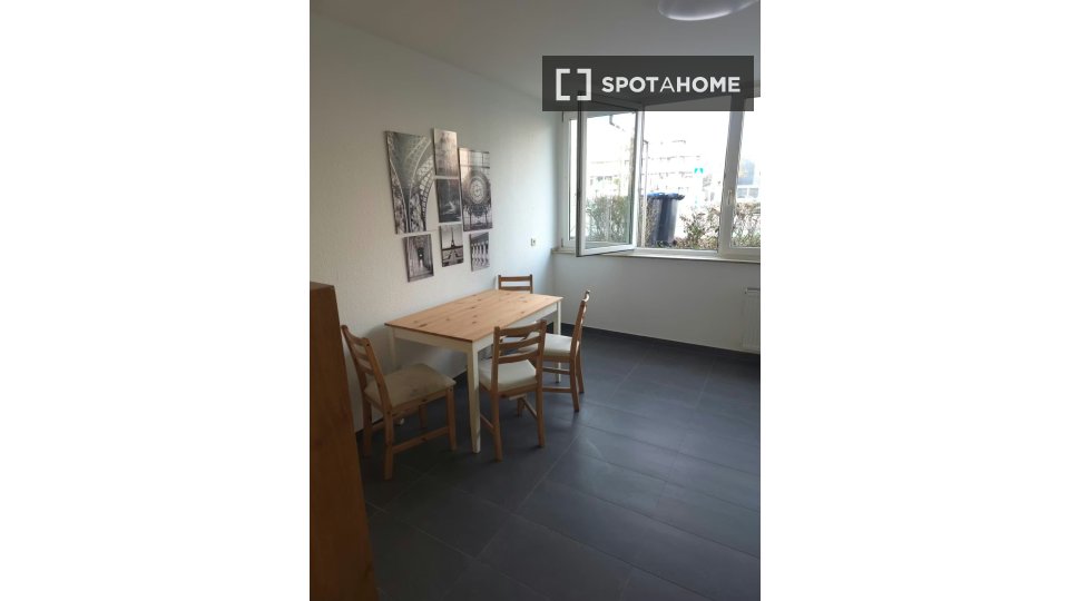 Double room Dusseldorf, 3 beds, 80m² — photo 10