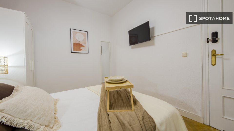 Double room Madrid, 5 beds, 130m² — photo 12