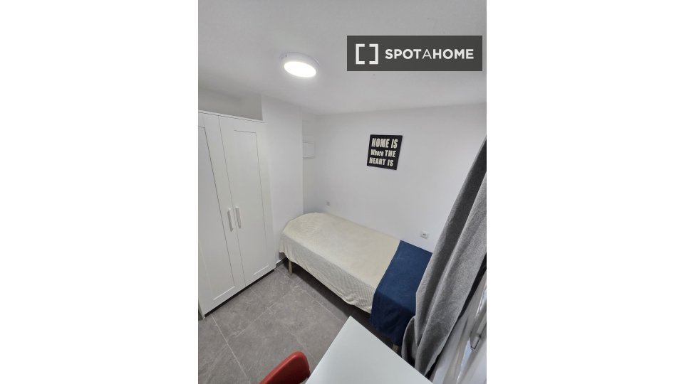 Double room Valencia, 5 beds, 85m² — photo 1