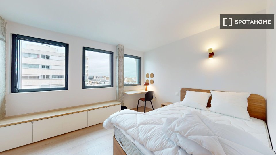 Camera in appartamento condiviso con 12 camere da letto a Cambronne, Parigi - a Parigi