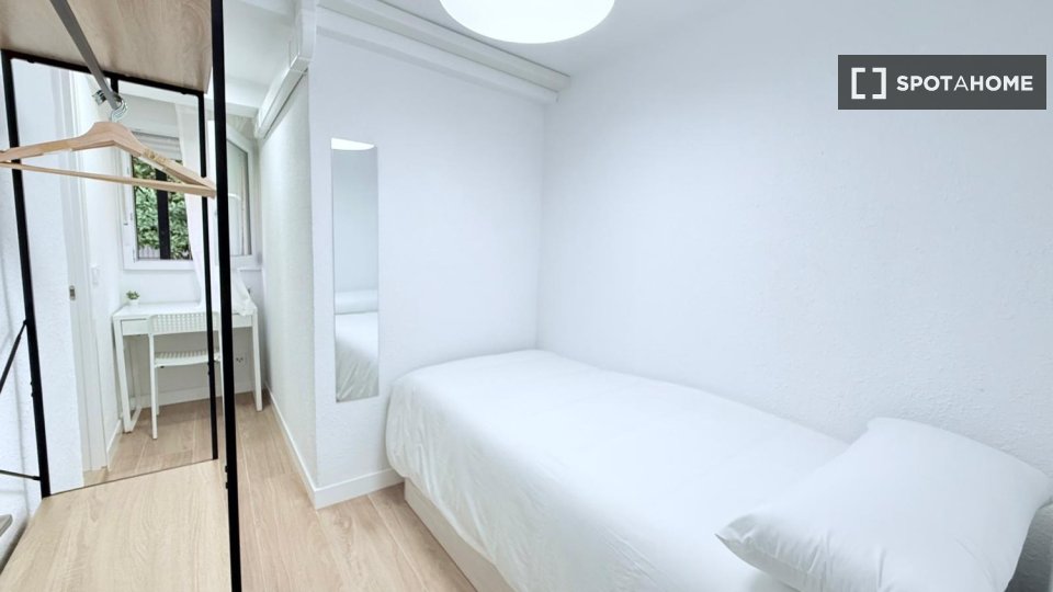 Double room Madrid, 5 beds — photo 10
