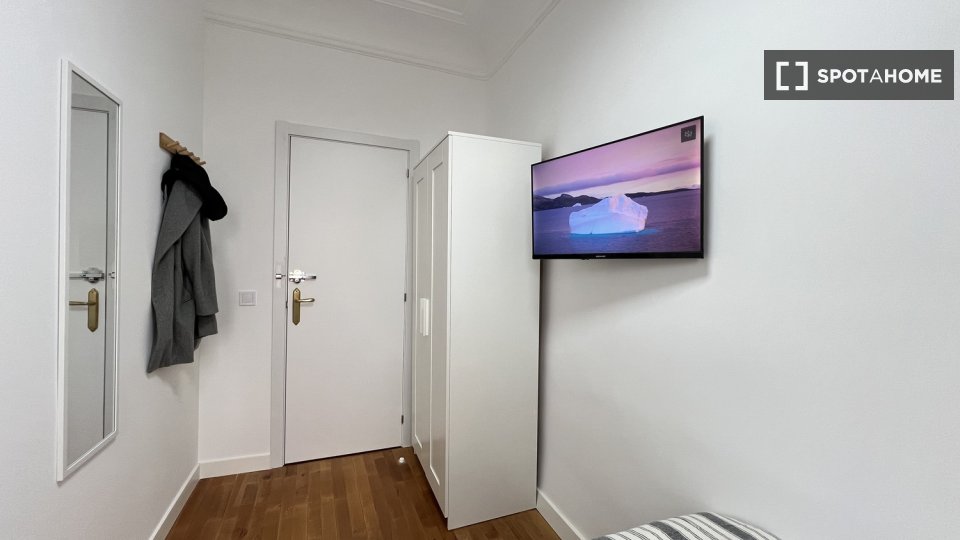 Habitación en piso compartido de 6 habitaciones en alquiler en Sol, Madrid