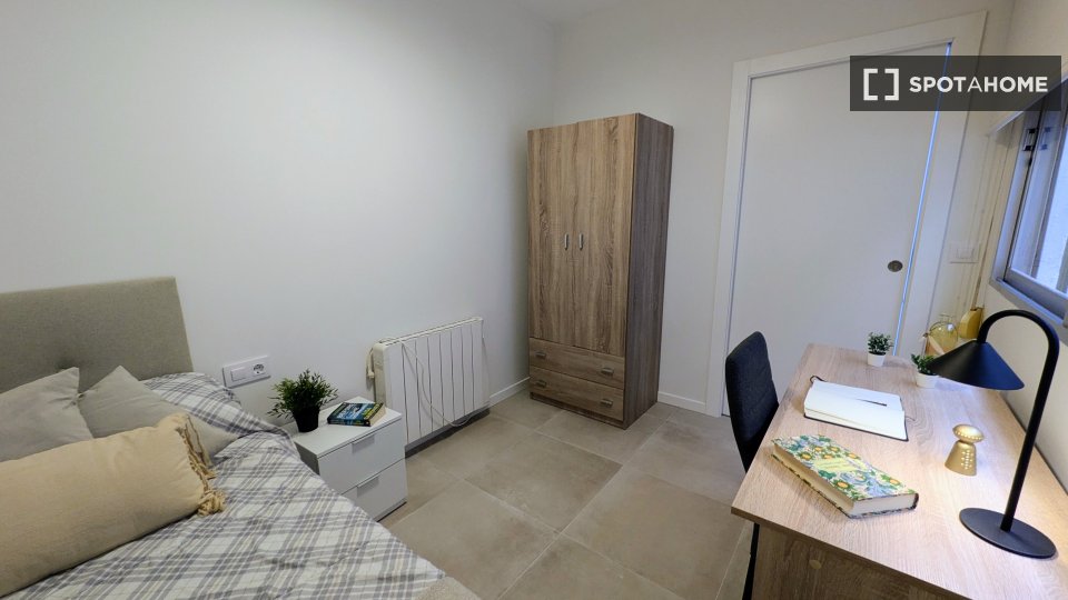 Camera in appartamento condiviso con 5 camere da letto a Burjassot, Valencia - in Valencia