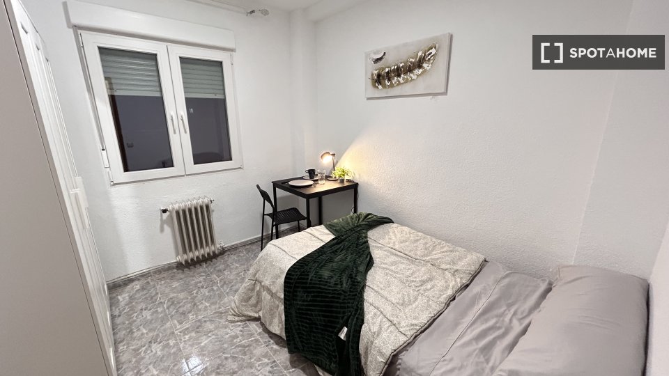 Double room Madrid, 5 beds, 20m² — photo 1