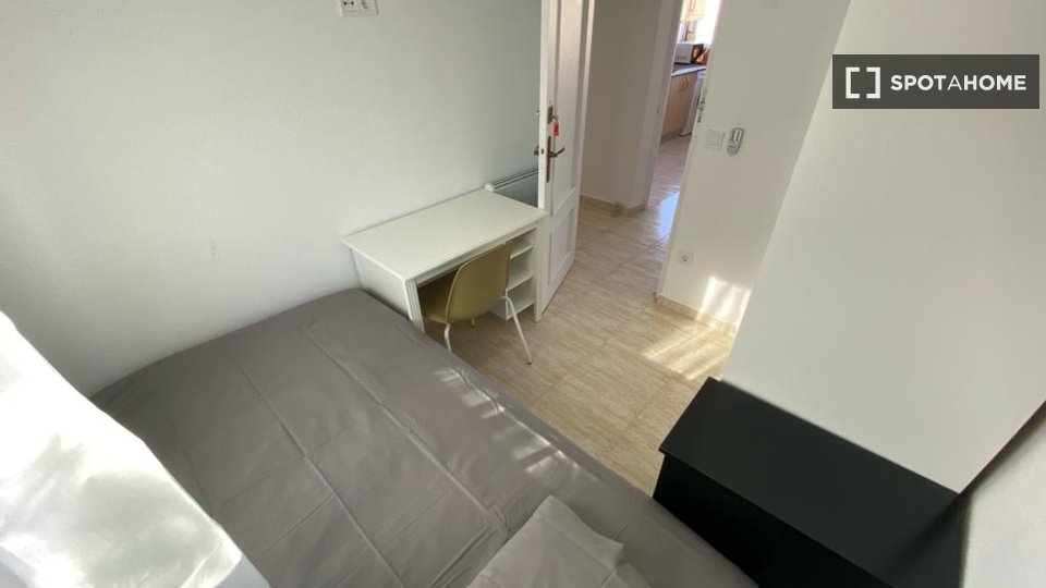 Double room Madrid, 4 beds — photo 10