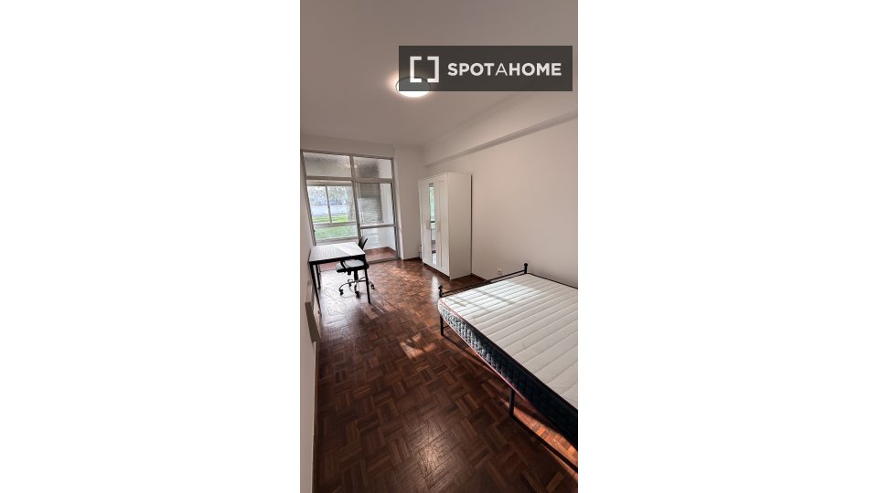 Double room Lisbon, 4 beds, 110m² — photo 11