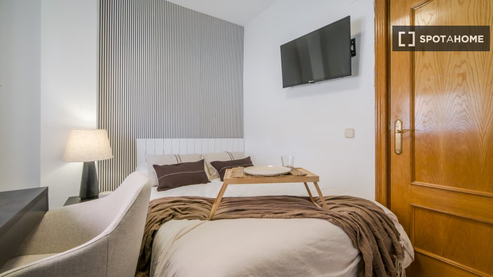 Double room Madrid, 5 beds, 80m² — photo 9