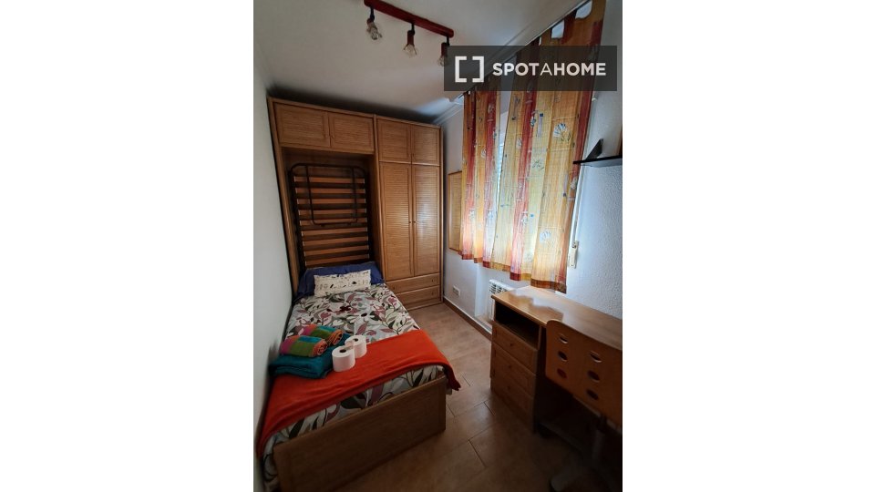 Double room Madrid, 3 beds — photo 30