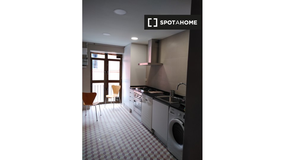 3-bedroom partly furnished apartment in La Latina, Madrid - in Madrid