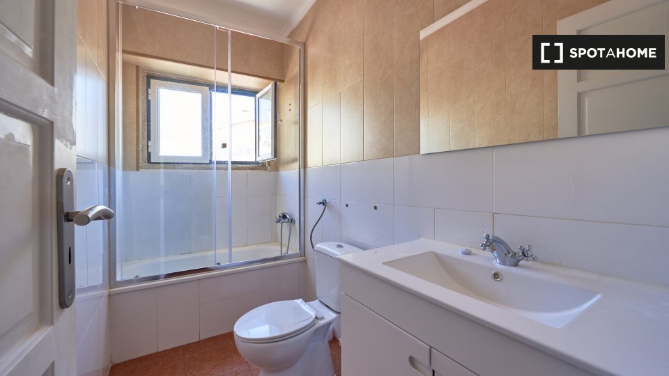 Double room Lisbon, 6 beds — photo 14