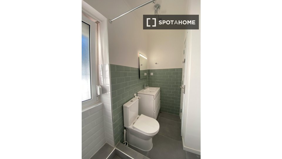 Double room Lisbon, 1 bed — photo 8