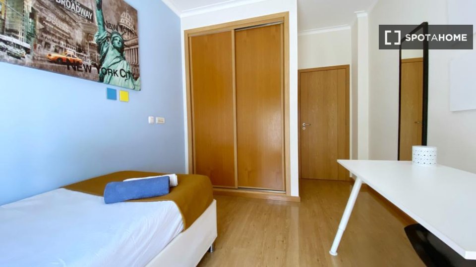 Double room Lisbon, 3 beds — photo 4