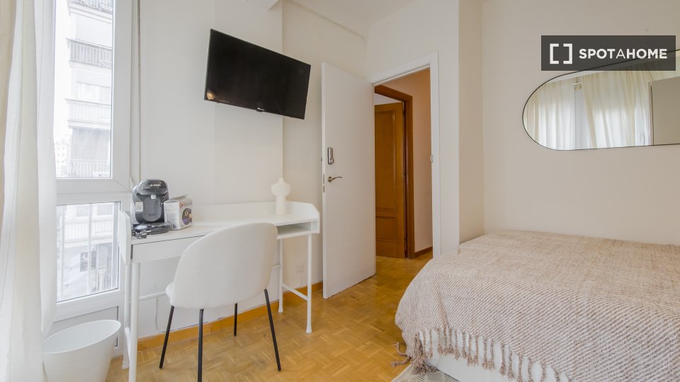Double room Madrid, 5 beds, 125m² — photo 4