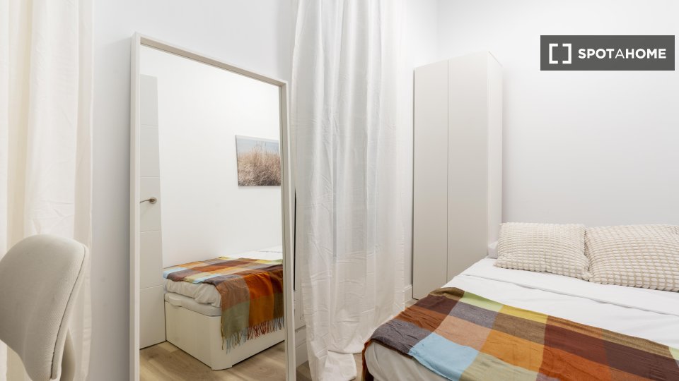 Double room Madrid, 5 beds — photo 11