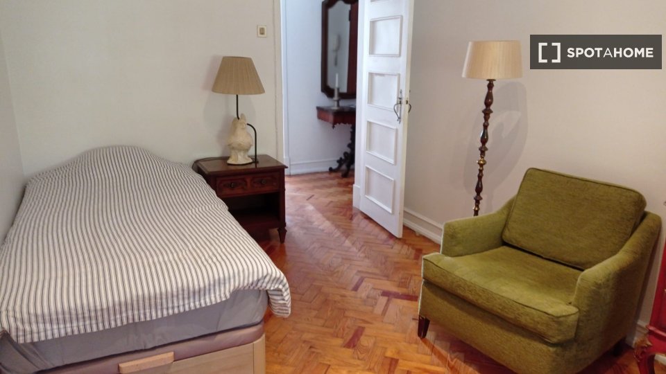 Double room Lisbon, 4 beds — photo 12