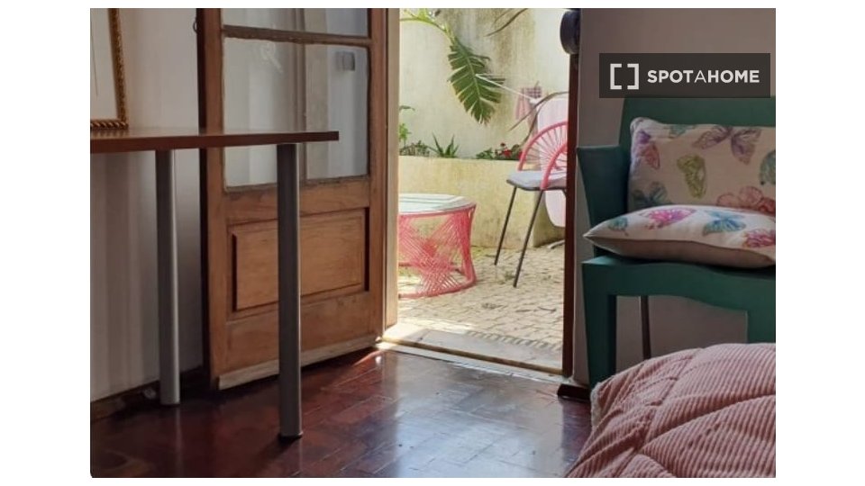Double room Lisbon, 3 beds — photo 10