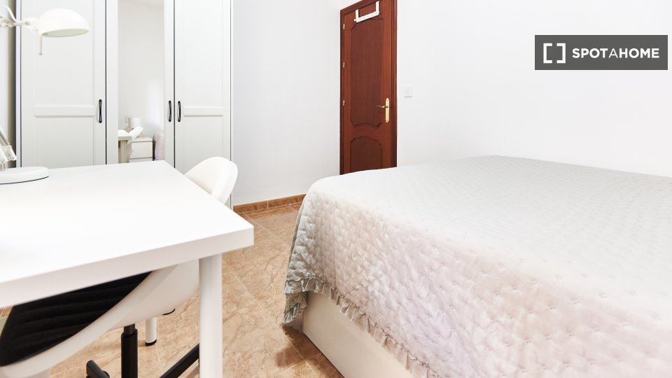 Double room Seville, 3 beds — photo 17
