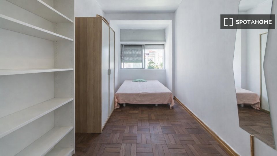 Double room Lisbon, 6 beds — photo 23