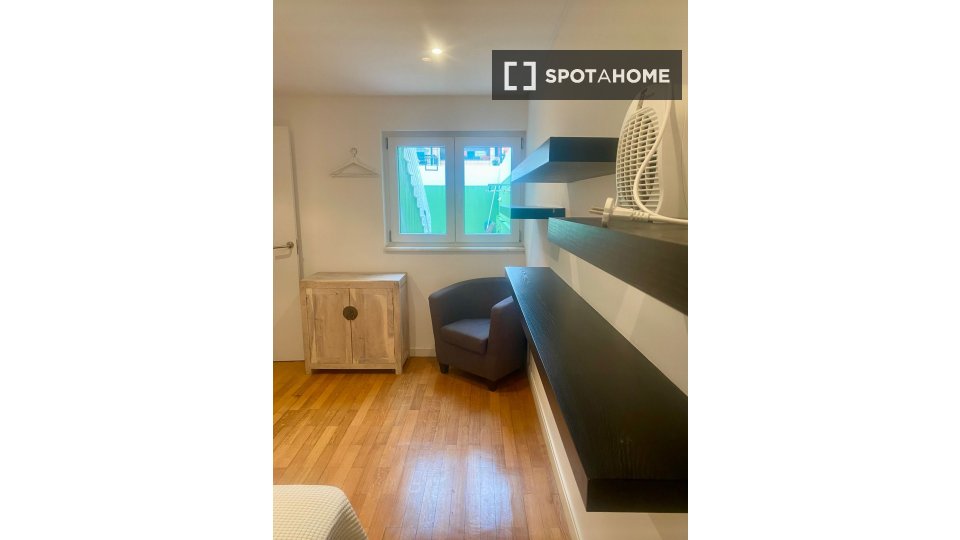 Double room Lisbon, 2 beds, 16m² — photo 5
