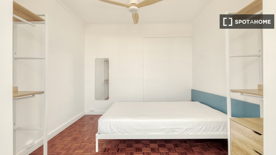 Double room Lisbon, 5 beds — photo 12