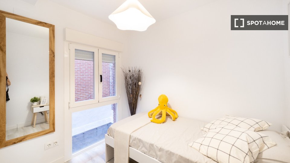 Double room Madrid, 3 beds, 80m² — photo 1