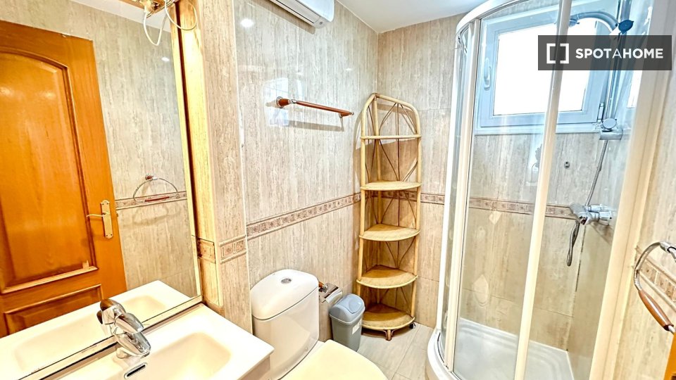 Double room Madrid, 3 beds — photo 16