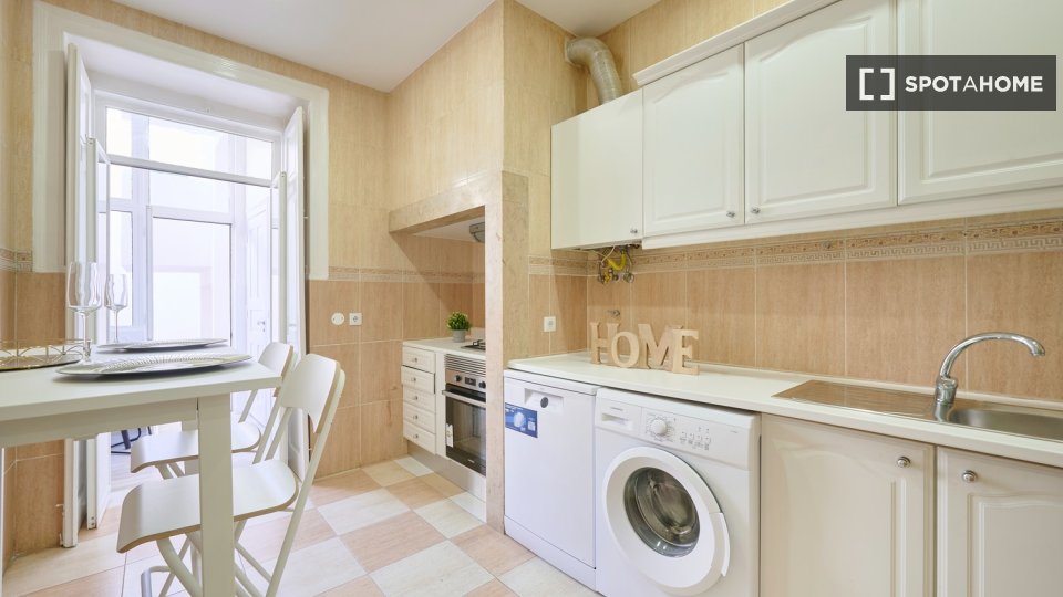 Double room Lisbon, 5 beds — photo 24