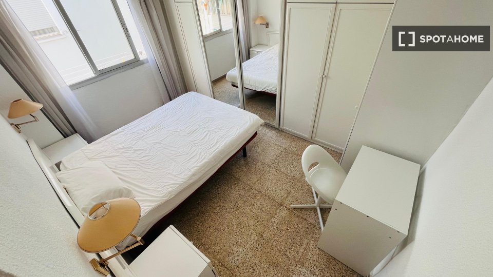 Double room Alicante, 4 beds, 150m² — photo 4