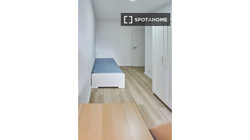 Double room Dusseldorf, 3 beds, 61m² — photo 4