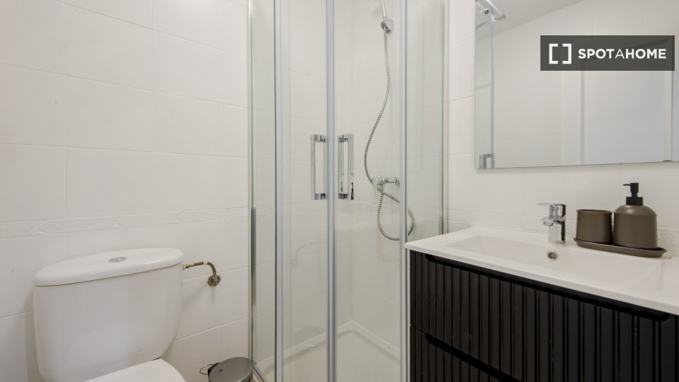 Double room Madrid, 6 beds, 117m² — photo 16