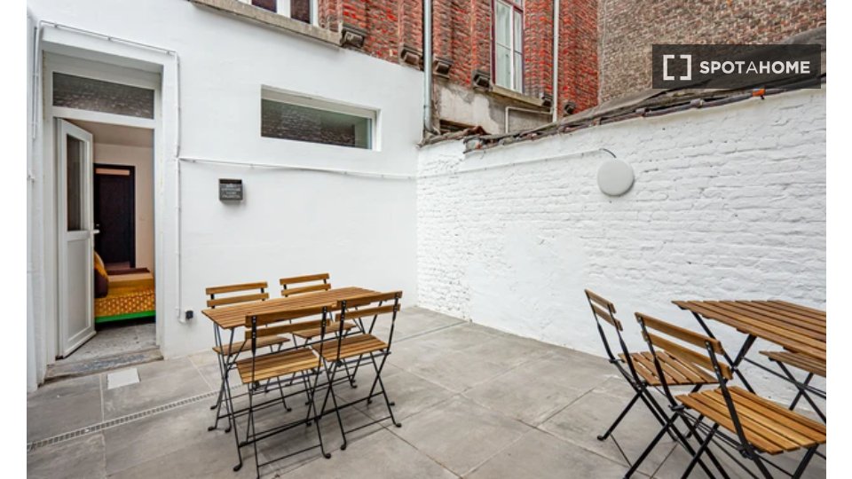 Double room Brussels, 1 bed, 17m² — photo 3