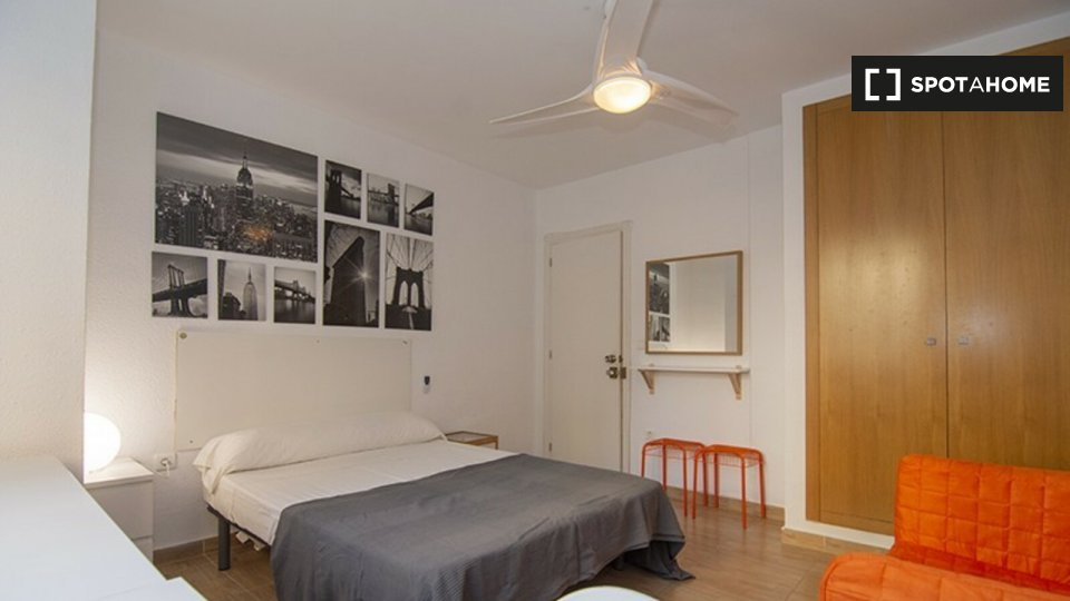 Double room Valencia, 3 beds, 90m² — photo 9