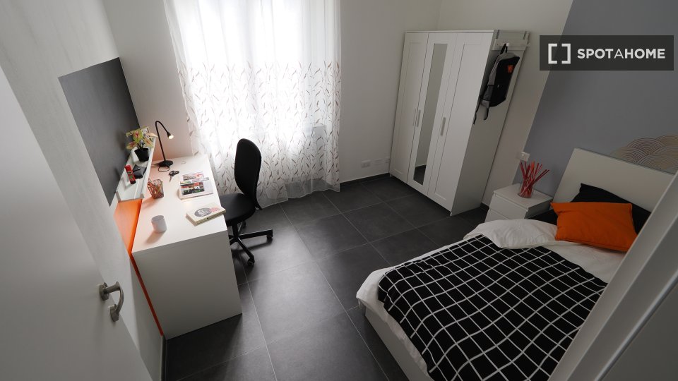Stanza in un appartamento condiviso con 7 camere da letto in affitto a Cenisia - a Torino