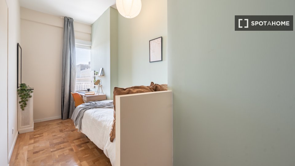 Habitación en piso compartido en alquiler en Castillejos, Madrid.