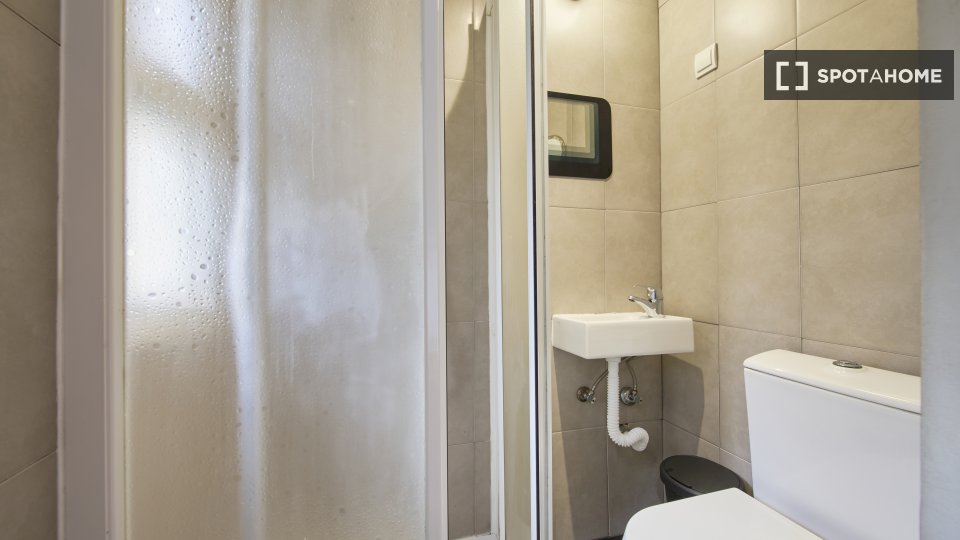 Double room Lisbon, 5 beds — photo 18