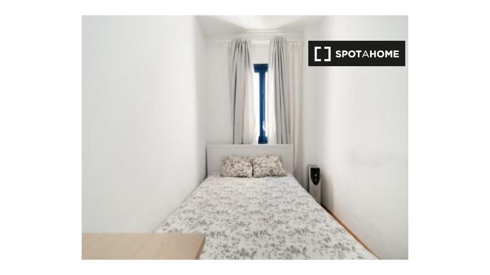 Double room Madrid, 7 beds, 140m² — photo 12