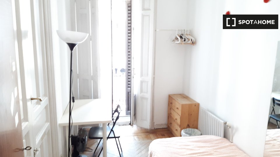 Double room Madrid, 12 beds, 280m² — photo 3
