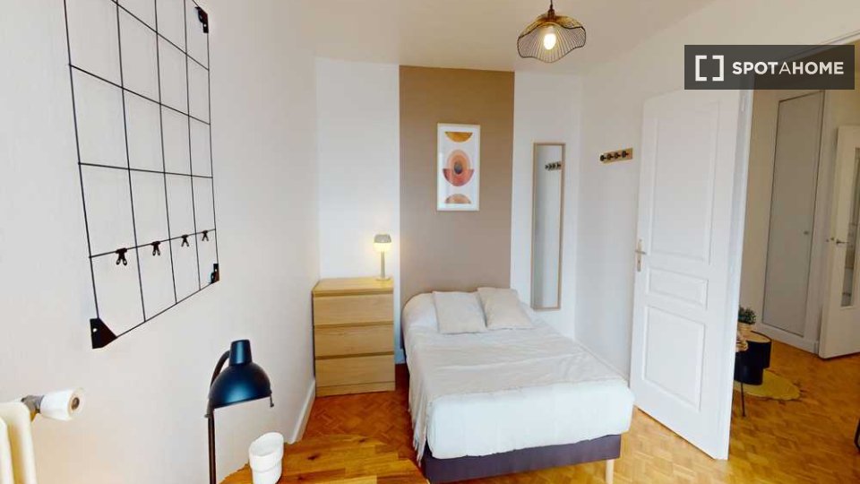 Stanza in appartamento condiviso con 5 camere da letto in affitto a Parigi. - a Parigi
