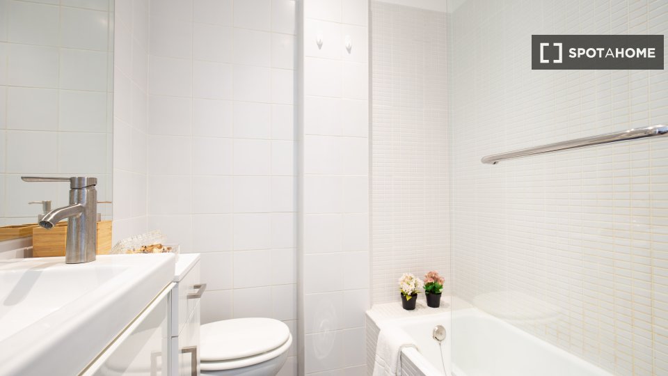 Apartment Lisbon, 2 beds, 65m² — photo 8