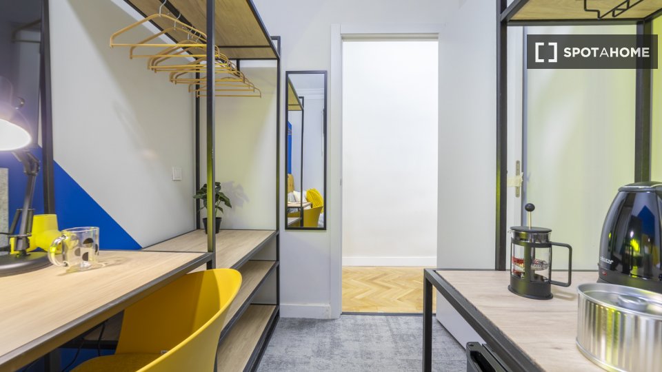 Double room Madrid, 10 beds, 162m² — photo 2